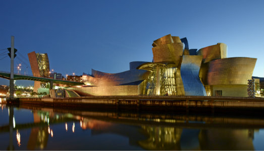 L’effetto del Guggenheim su Bilbao. Si celebra Il ventennale di un museo che ha superato se stesso