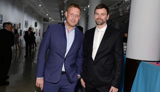 C’è anche la “fiera fake”: se la inventano Elmgreen e Dragset. Trattasi di mostra, ma non definitela un gioco! C’è anche la “fiera fake”: se la inventano Elmgreen e Dragset. Trattasi di mostra, ma non definitela un gioco!