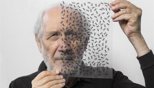 Scrittore-cancellatore. All’Accademia di Lecce, Emilio Isgrò racconta il suo Autocurriculum