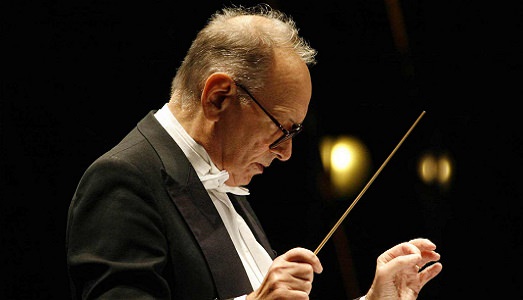 Un italiano all’Oscar. Dopo il Golden Globe per la migliore colonna sonora, Ennio Morricone va a Hollywood con “The Hateful Eight”