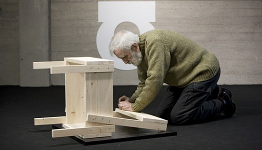 Donare i progetti a Milano, nascondendoli per quarant’anni, e ridarli a una generazione meno “degradata”. Parola di Enzo Mari