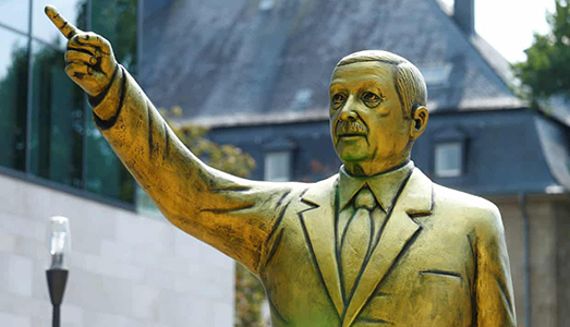 Via Erdogan dalla piazza!