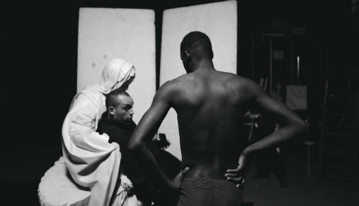 L’addio della Madre e del Figlio. La Pietà di Fabio Viale approda alla spiaggia di Lampedusa