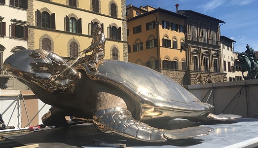 Un altro dialogo tra antico e contemporaneo: Jan Fabre tra i capolavori rinascimentali di Piazza Signoria a Firenze Un altro dialogo tra antico e contemporaneo: Jan Fabre tra i capolavori rinascimentali di Piazza Signoria a Firenze