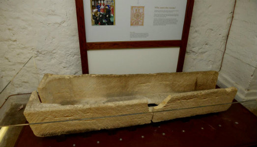 Allarme, genitori a piede libero nel museo. E così venne distrutto l’antico sarcofago