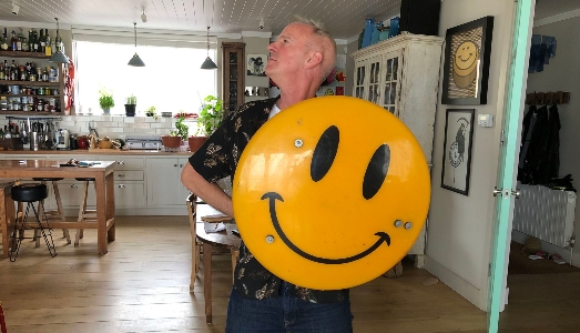 Sorridi o muori. FatBoy Slim presenta la sua prima mostra dedicata allo Smile