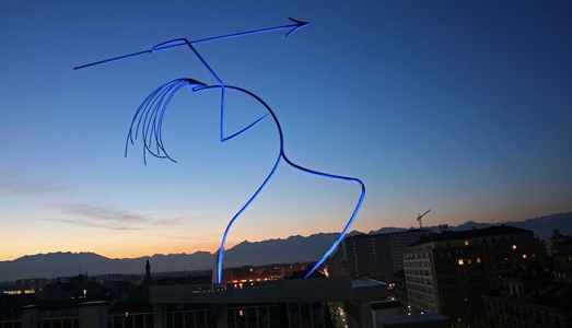 Un cancello futurista, in omaggio a Fortunato Depero. A Torino, nel cortile del seicentesco palazzo di via Lagrange 12