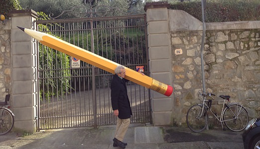 Libertà di pensiero e una matita gigante. Ricordando Charlie Hebdo da Sensus, a Firenze, con l’installazione doppia del designer Edoardo Malagigi