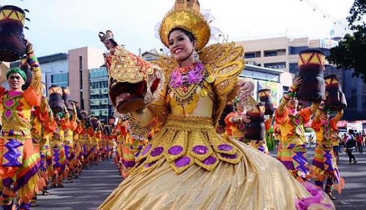 Ferragosto con le Filippine, a Milano. Alla Fabbrica del Vapore arriva la Sinulog Street Parade, un incontro speciale in occasione della mostra di Yuval Avital