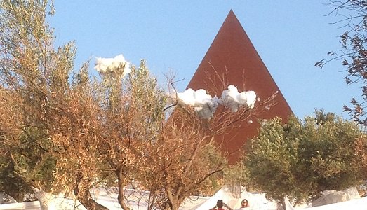 La piramide di Mauro Staccioli, il grido di Antonio Presti e un Rito della Luce silenzioso e arrabbiato. Contro chi brucia la Sicilia, e chi non la difende