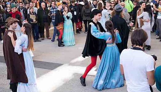 Addio a Expo, con un bacio. Ecco il flashmob ispirato al celebre quadro di Hayez, messo in scena da Intesa Sanpaolo