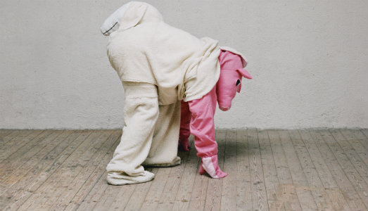 Michael Fliri si trasforma in altro da sé. La performance in presentazione al Centro Pecci Michael Fliri si trasforma in altro da sé. La performance in presentazione al Centro Pecci