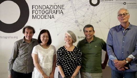 Novità alla Fondazione Fotografia di Modena: il comitato scientifico presenta missioni e nuove acquisizioni, una partnership con Unicredit e il neonato corso “High Profile” Novità alla Fondazione Fotografia di Modena: il comitato scientifico presenta missioni e nuove acquisizioni, una partnership con Unicredit e il neonato corso “High Profile”