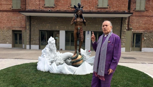 La Fontana della discordia. Dopo letame ed esorcismi, Luigi Ontani espone il suo manifesto La Fontana della discordia. Dopo letame ed esorcismi, Luigi Ontani espone il suo manifesto