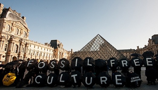 Happening con arresto sotto la piramide del Louvre. A rimetterci sono dieci attivisti contro le sponsorizzazione “petrolifere” dell’arte