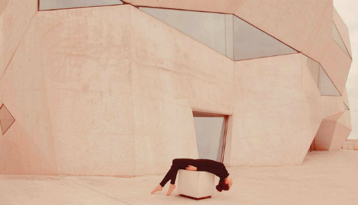Nelle fotografie di Anna di Prospero al Cubo di Bologna, l’architettura danza con il corpo