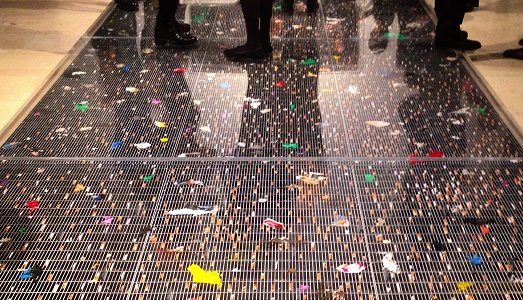 Dieci giorni per camminare sui nostri rifiuti, ma in maniera molto trendy. Alla Triennale di Milano Francesca Leone presenta “Our Trash”