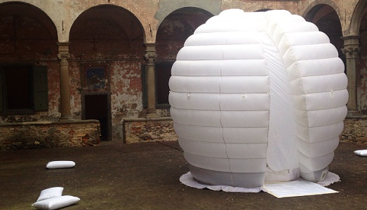 Bergamo, sogna! E racconta tutto all’arte. La “Dreams Time Capsule” di Eva Frapiccini arriva in città, grazie a contemporary locus 11