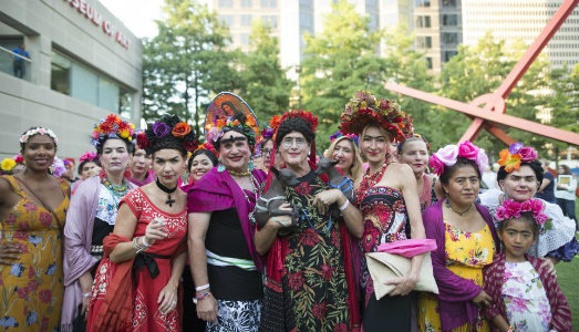 Voglio essere come Frida Kahlo. E il Dallas Museum of Art sfida il Guinnes dei Primati