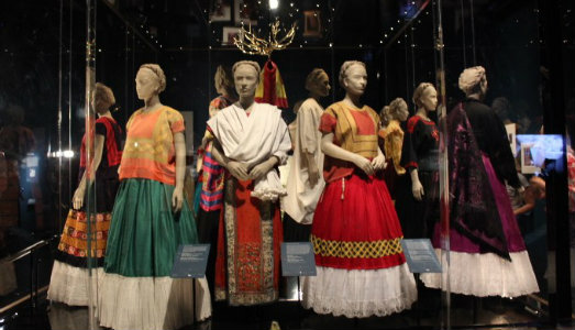 Pazzi per la mostra di Frida Kahlo al V&A di Londra. Chiusura posticipata e grande festa
