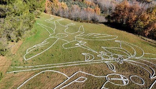 Due ettari d’arte: in Abruzzo Yona Friedman e Jean-Baptiste Decavèle concepiscono il site specific “No Man’s Land”. E cambiano un territorio