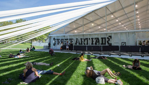 Frieze NY Art Week/1. Prato verde e bandiere al vento. A Randall’s Island è tutto pronto