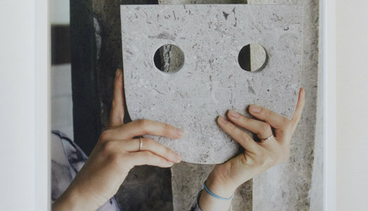 Alla Galleria Campari, Sari Ember ci ha raccontato come trovare la poesia nel quotidiano