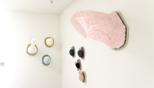 Una volta era vivo. Alla Galleria Monopoli di Milano, i trofei astratti di Animal Farm Una volta era vivo. Alla Galleria Monopoli di Milano, i trofei astratti di Animal Farm