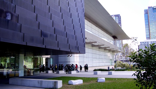 Scopritori di nuovi talenti? Ecco qui l’ottava edizione dell’Asia Pacific Triennial, artisti indigeni compresi