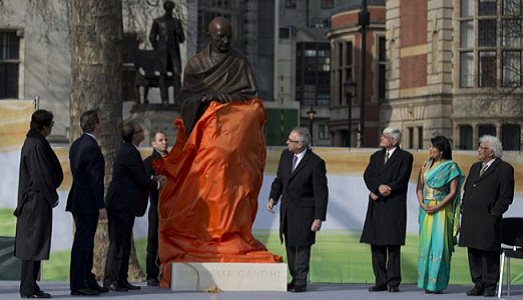 Pace fatta tra Gandhi e l’Inghilterra? Per ora ci si è messa una statua di mezzo, tra il Big Ben e Winston Churchill