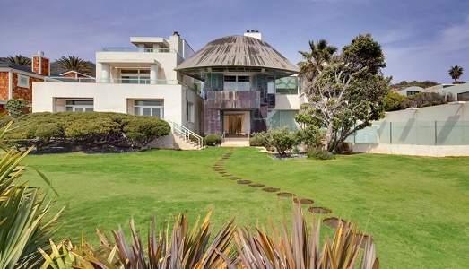 Trentatre milioni per un Gehry originale, sulla spiaggia di Malibu. Ed è un vero affare, dimezzato rispetto al prezzo originale Trentatre milioni per un Gehry originale, sulla spiaggia di Malibu. Ed è un vero affare, dimezzato rispetto al prezzo originale