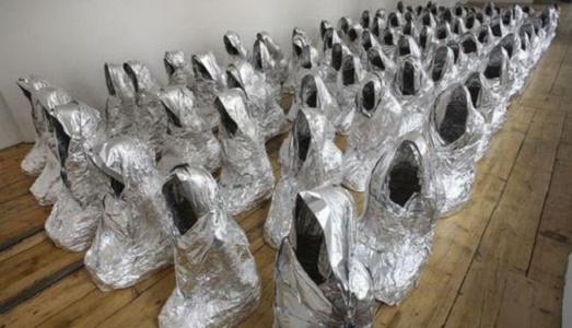 Kendell Geers a Kader Attia: “Sentiti lusingato, non è plagio”. Ma l’artista franco-algerino continua il j’accuse contro le holding che producono cultura