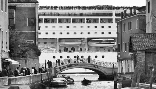 Venezia/Indignados della laguna in piazza contro la censura di “Mostri a Venezia”, gli scatti delle grandi navi di Gianni Berengo Gardin Venezia/Indignados della laguna in piazza contro la censura di “Mostri a Venezia”, gli scatti delle grandi navi di Gianni Berengo Gardin