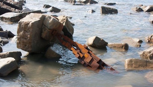Il clima più forte della scultura. E un uomo in ghisa di Antony Gormley crolla nel mare, sulla costa inglese del Dorset
