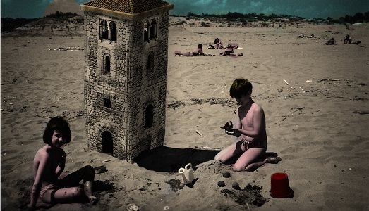 Spiagge e terrorismo. A Grado cinque artisti in gara su fortezze di sabbia, replicando la realtà per raccontare della spensieratezza in frantumi