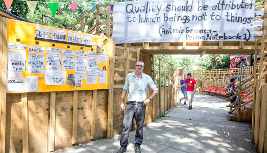 Gramsci è l’eroe di Thomas Hirschhorn. Il film nel Piazzale degli Uffizi, per Le Notti di Mezza Estate