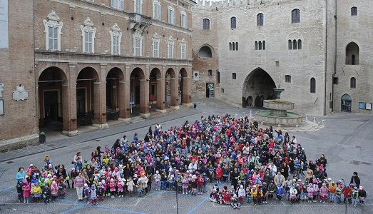 Settecento strumenti a percussione suonati da settecento bambini. A Fabriano, con Chiara Camoni e Fondazione Casoli, va in scena il “Big Bang” Settecento strumenti a percussione suonati da settecento bambini. A Fabriano, con Chiara Camoni e Fondazione Casoli, va in scena il “Big Bang”