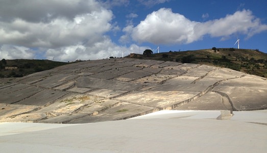 Continuano le iniziative per celebrare i cent’anni di Burri. È il turno del Grande Cretto, con una performance che coinvolgerà mille “lucciole”