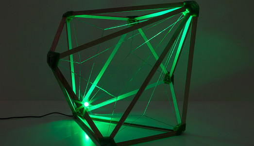 Un po’ work, e un po’ shop. Olafur Eliasson mette sulla Messeplatz di Basilea gli studenti d’arte, a costruire “Green Light”. Tutto per bene, of course