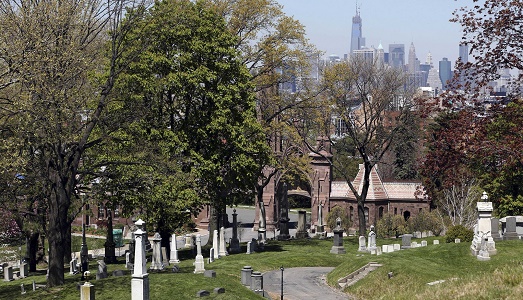 Sophie Calle va al cimitero: “Creative Time” invita l’artista francese per lavorare al camposanto di Greenwood, a Brooklyn. Con un progetto lungo 25 anni Sophie Calle va al cimitero: “Creative Time” invita l’artista francese per lavorare al camposanto di Greenwood, a Brooklyn. Con un progetto lungo 25 anni