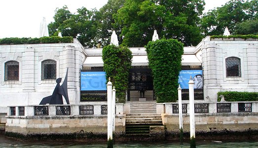 Nessuno tocchi Peggy! Tutta la stampa internazionale contro l’azione legale dei famigliari della Guggenheim, sulla gestione della Collezione veneziana