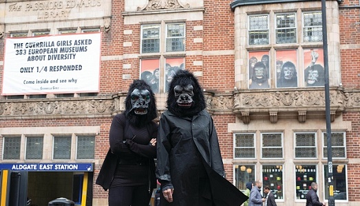 Frieze Art Week/6. Tremate, tremate, le Guerrilla Girls sono arrivate. Con il loro carico di domande sugli “oligarchi” e il sessismo nell’arte