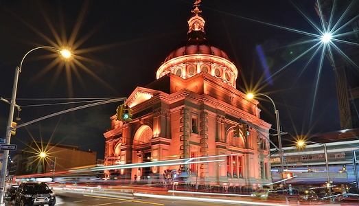 Nipoti d’arte, e non poco. Santiago Rumney Guggenheim apre una galleria a New York, e non in un posto qualsiasi: all’ex Williamsburgh Savings Bank