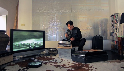 “Daily World Music”: H.H. Lim nel sound corner dell’Auditorium, presentato da RAM Radio Arte Mobile, mixando percussioni e voci della televisione “Daily World Music”: H.H. Lim nel sound corner dell’Auditorium, presentato da RAM Radio Arte Mobile, mixando percussioni e voci della televisione