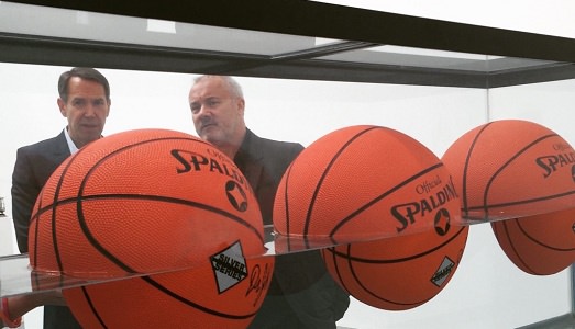 L’arte? Non si fa senza soldi. Parola di Damien Hirst e Jeff Koons, in un’intervista alla BBC, su un argomento dalle spine sempreverdi