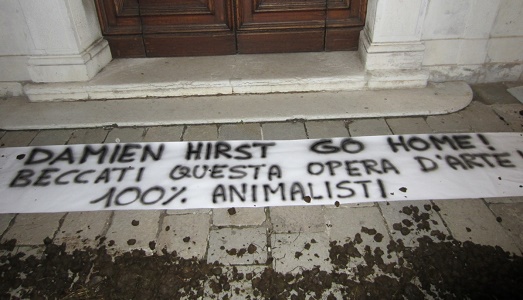 Blitz animalista contro Damien Hirst: all’ingresso di Palazzo Grassi, a Venezia, quaranta chili di sterco e una rivendicazione Blitz animalista contro Damien Hirst: all’ingresso di Palazzo Grassi, a Venezia, quaranta chili di sterco e una rivendicazione