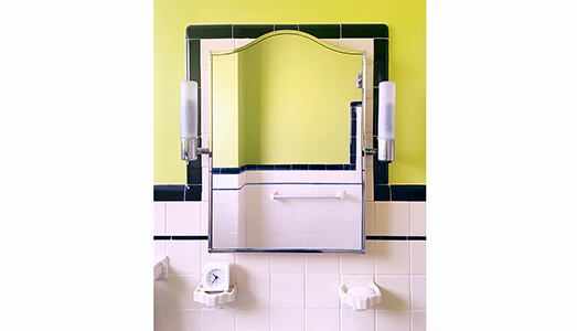 Specchi che riflettono la realtà Specchi che riflettono la realtà