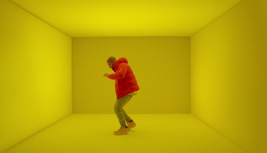 “I fuck with Turrell”, ma James Turrell non lo fa con lui. E anzi smaschera il rapper Drake, reo di aver usato un finto ambiente luminoso per un video