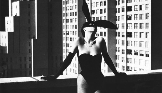 Hugh Hefner come l’avete sempre visto, nelle opere di Andy Warhol, Sigmar Polke e Salvador Dalì