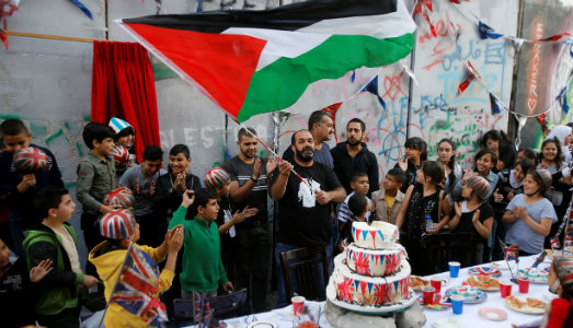 Humor troppo british. Attivisti palestinesi interrompono lo street party di Banksy al Walled Off Hotel  |  |